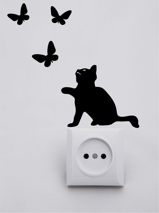 Интерьерная наклейка котенок и бабочки на выключатель